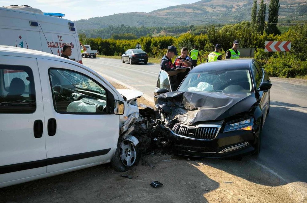 İznik Kaymakamı Arif Karaman trafik kazası geçirdi: Yaralılar var