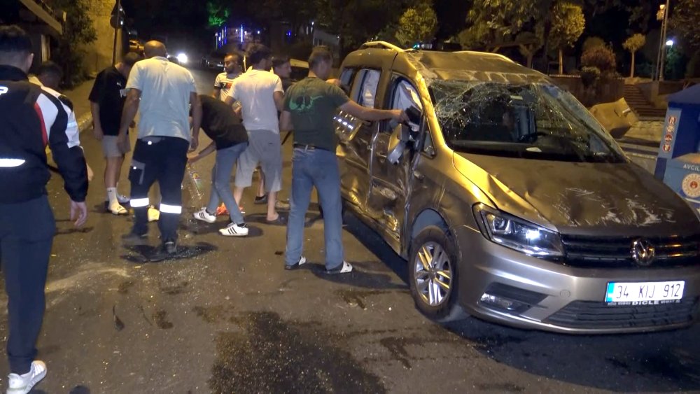 Avcılar'da kaza yapan araç tepetaklak oldu