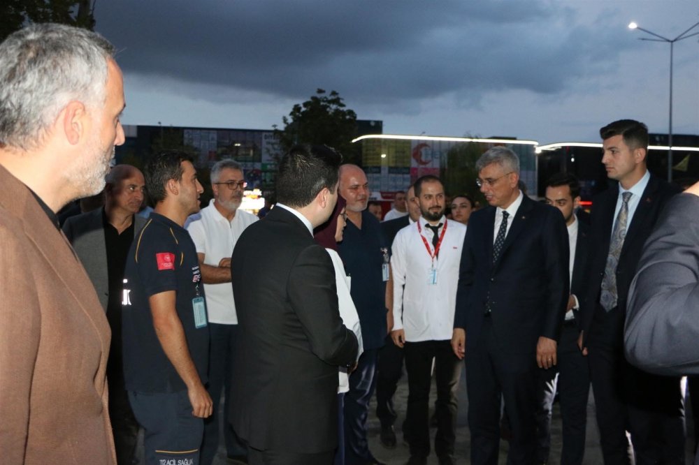 Bakan Memişoğlu'ndan Sakarya’da kaza yapan 112 ekibine ziyaret