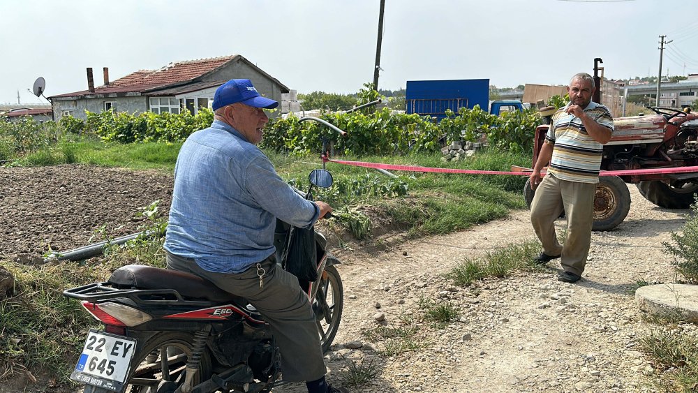 Tapulu arazisin önündeki yola 'özel mülk' yazısı asıp kapattı!