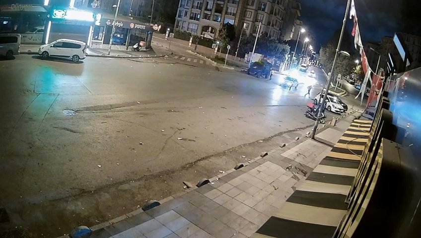 Esenyurt'ta polisin gözü önünde iş yerine silahla saldırdı!