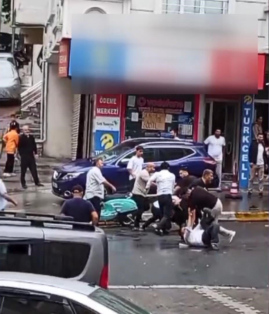 İstanbul Esenyurt'ta bıçaklı ve sopalı park yeri kavgası!