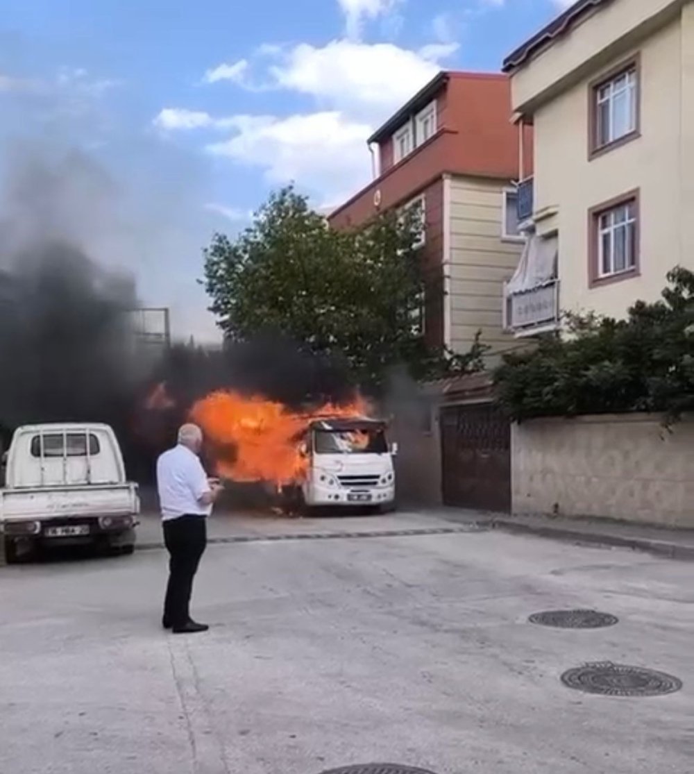 Bursa'da park halindeki minibüs alev alev yandı