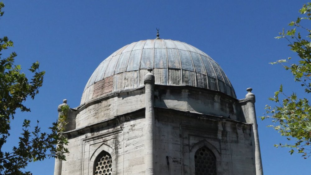 İstanbul Topkapı'daki Mimar Sinan'ın türbesinin hali içler acısı!