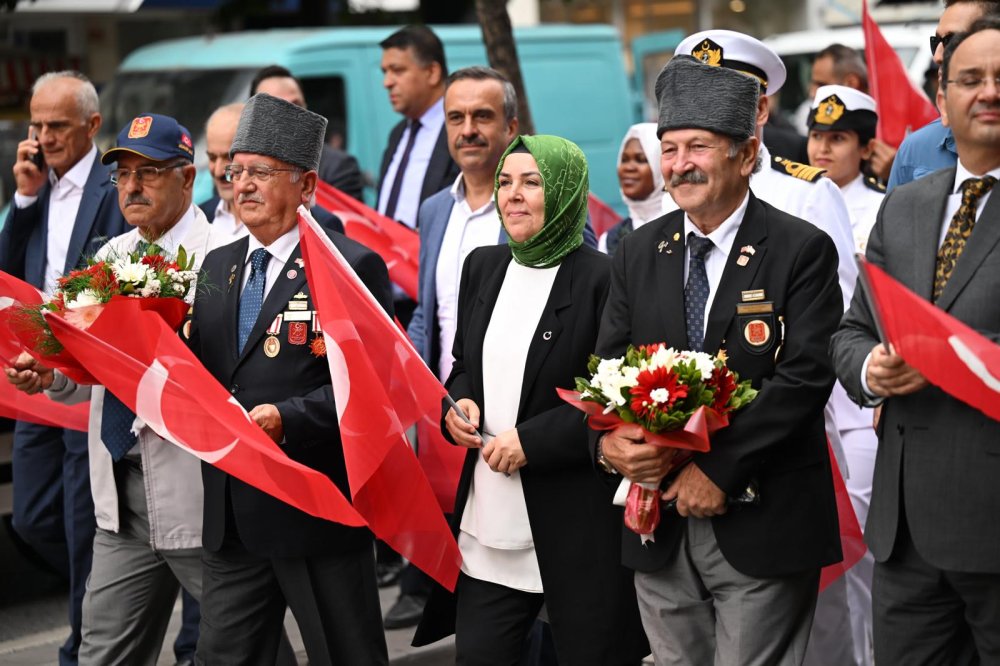 Şişli'de Gaziler Günü Türk bayraklı yürüyüşle kutlandı