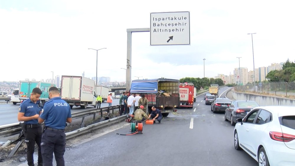 Avcılar TEM'de tabelaya çarpan kamyonetin motoru fırladı!