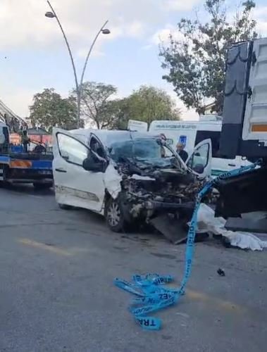 Ankara'da hafif ticari araç, park halinde duran TIR'a çarptı: 1 kişi hayatını kaybetti