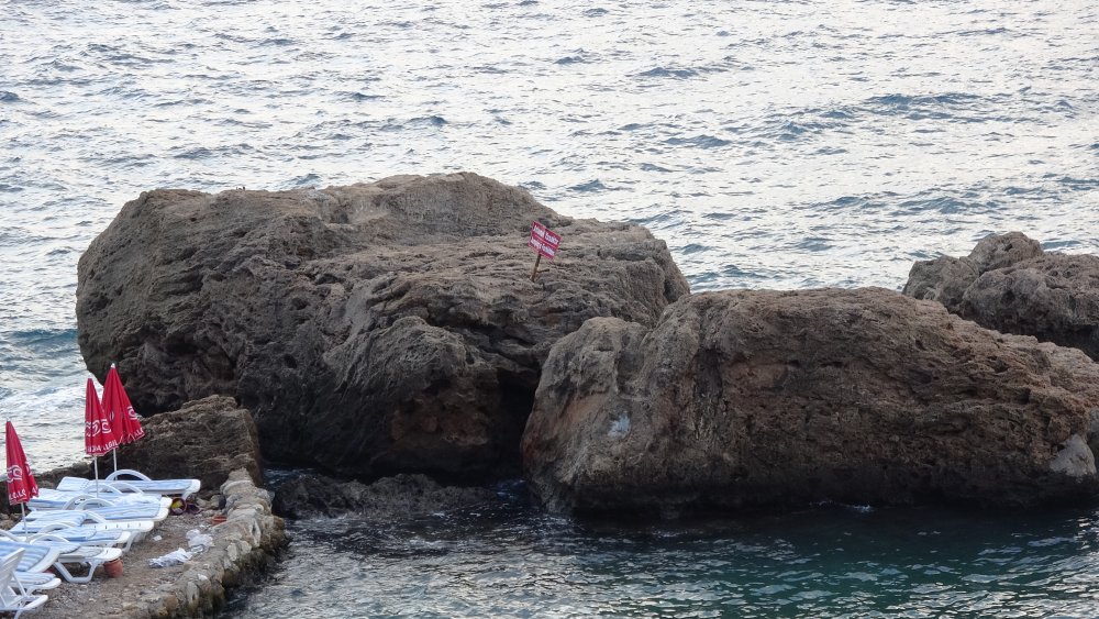 Antalya'da denize atlamanın yasak olduğu bölgede canını hiçe saydı