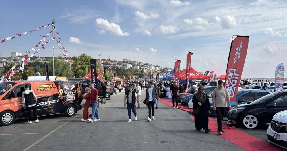 Modifiye araçlar Tekirdağ Fest etkinliğinde drift gösterisi yaptı