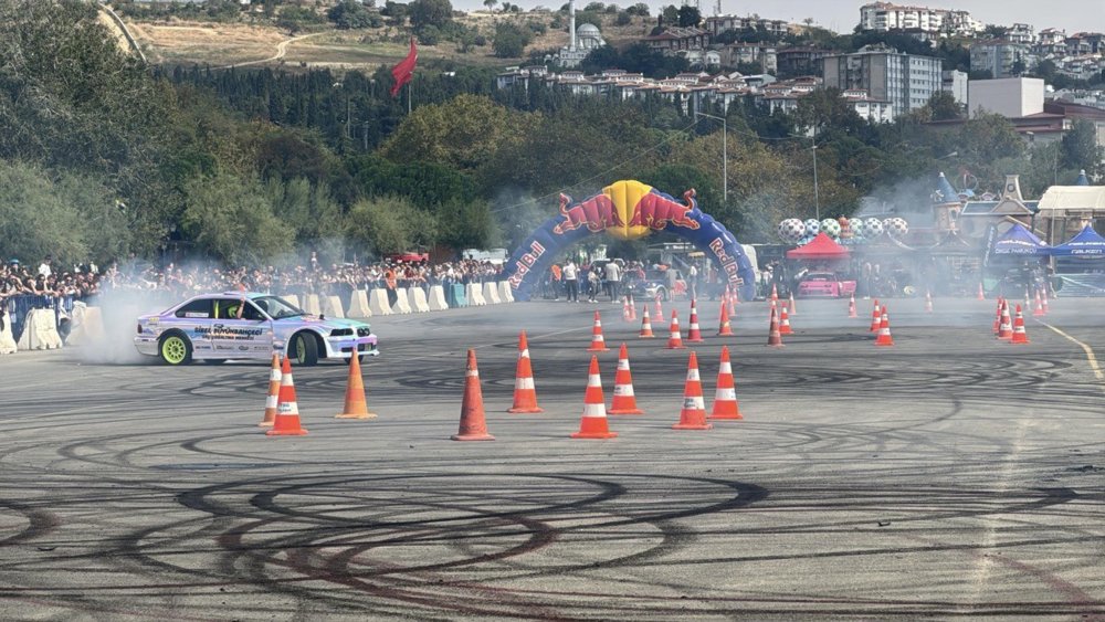 Modifiye araçlar Tekirdağ Fest etkinliğinde drift gösterisi yaptı