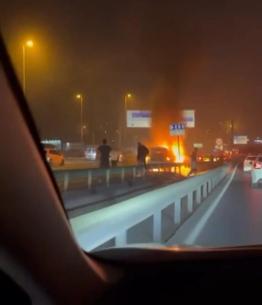 Bahçelievler'de seyir halindeki otomobilde yangın çıktı