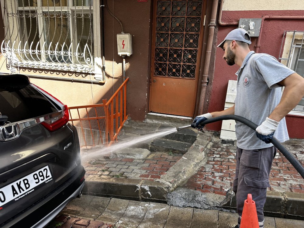 Temizlik hareketi kapsamında Kâğıthane’de sokak yıkanıyor