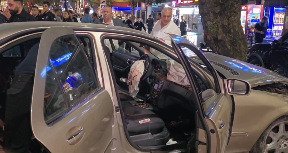 Üsküdar'da feci kaza: park halindeki otomobile çarptı, yaralılar var!