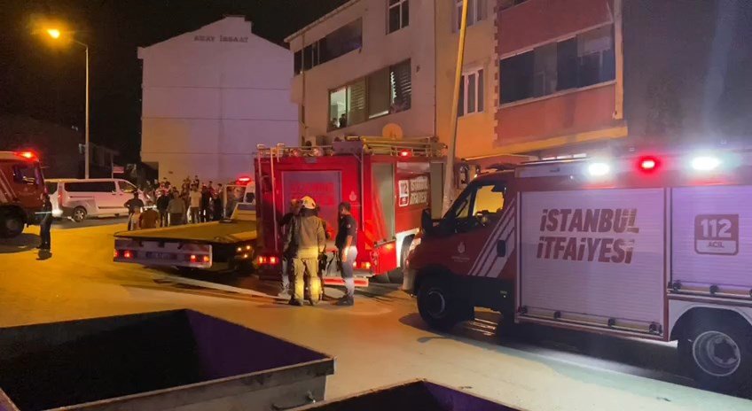 Başakşehir'de kamyonet devrildi, 3 çocuk kasanın altında kaldı