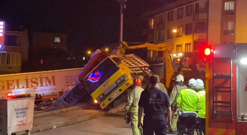 Başakşehir'de kamyonet devrildi, 3 çocuk kasanın altında kaldı