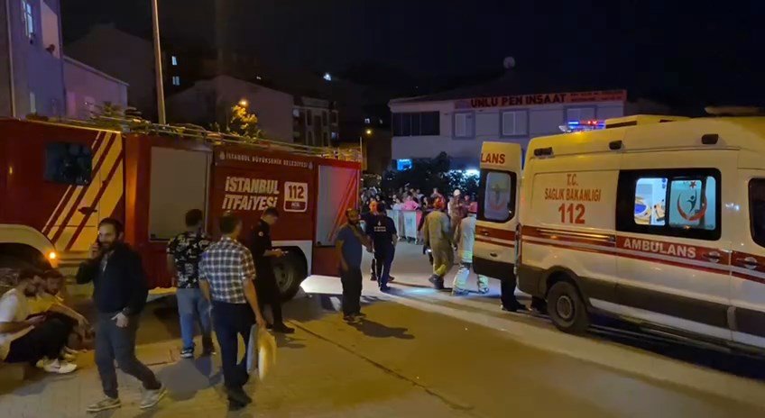 Başakşehir'de kamyonet devrildi, 3 çocuk kasanın altında kaldı