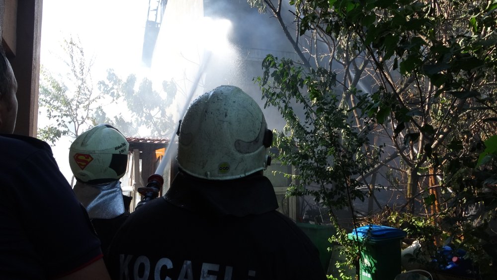 Kocaeli'de kömürlükte başlayan yangın 2 katlı binayı yaktı!