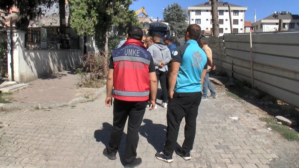 Yıkım çalışmasında kopan beton parçaları camiye zarar verdi