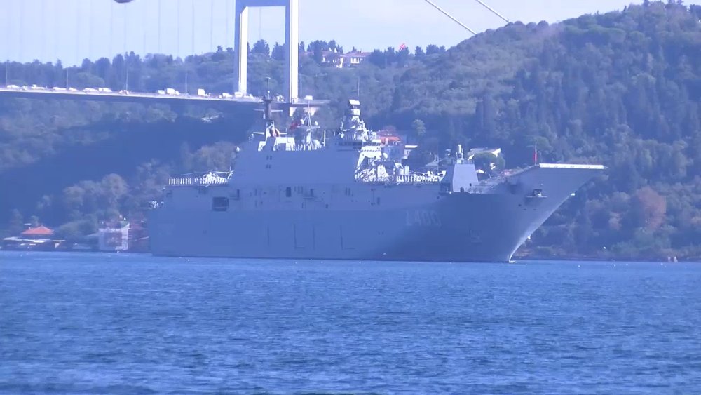 TCG Anadolu ve 15 savaş gemisinden İstanbul Boğazı'nda resmi geçiş