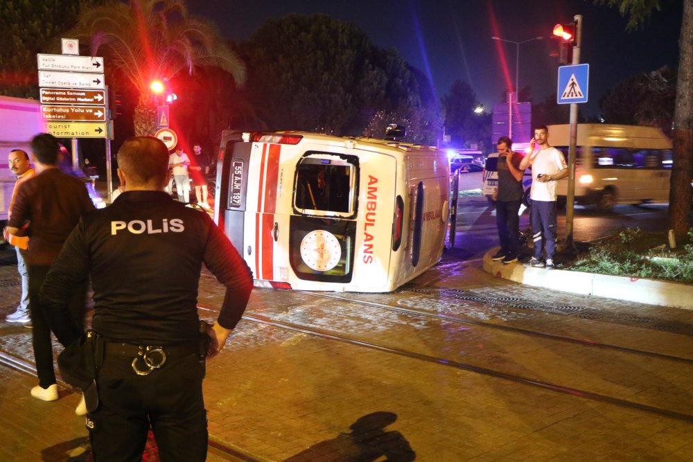 Tramvay ile ambulans kafa kafaya çarpıştı: 4 kişi yaralandı