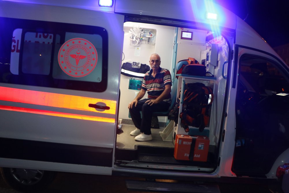 Tramvay ile ambulans kafa kafaya çarpıştı: 4 kişi yaralandı