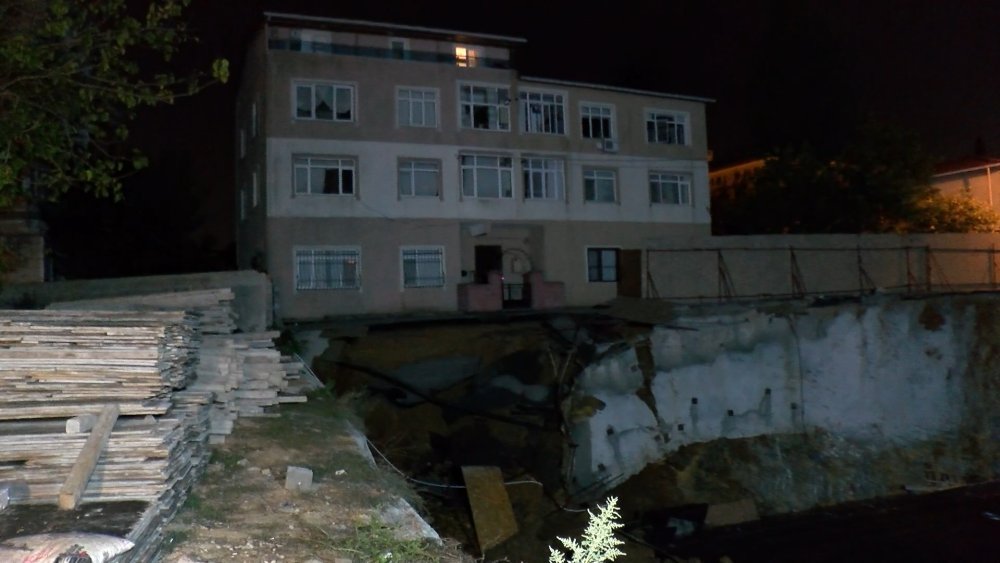 Üsküdar'da korku dolu anlar! Yol çöktü; 3 katlı bina boşaltıldı