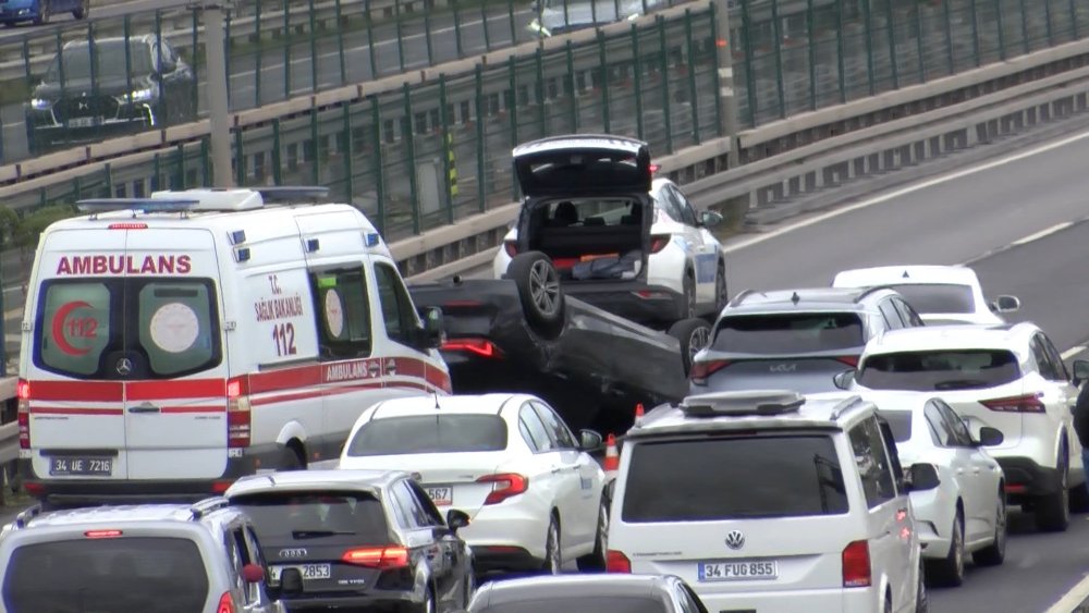 Şişli 'de hakimiyetini kaybeden otomobil ters döndü