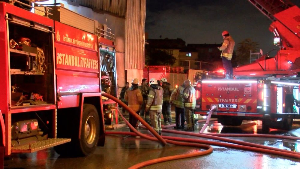 İstanbul Ataşehir'de korkutan yangın: Kimyasal madde deposu cayır cayır yandı